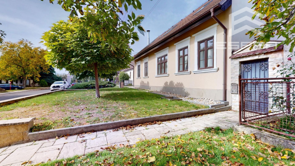 Zrekonštruovaný vidiecky rodinný dom s výnimočnou charizmou v obci Veľké Leváre!!