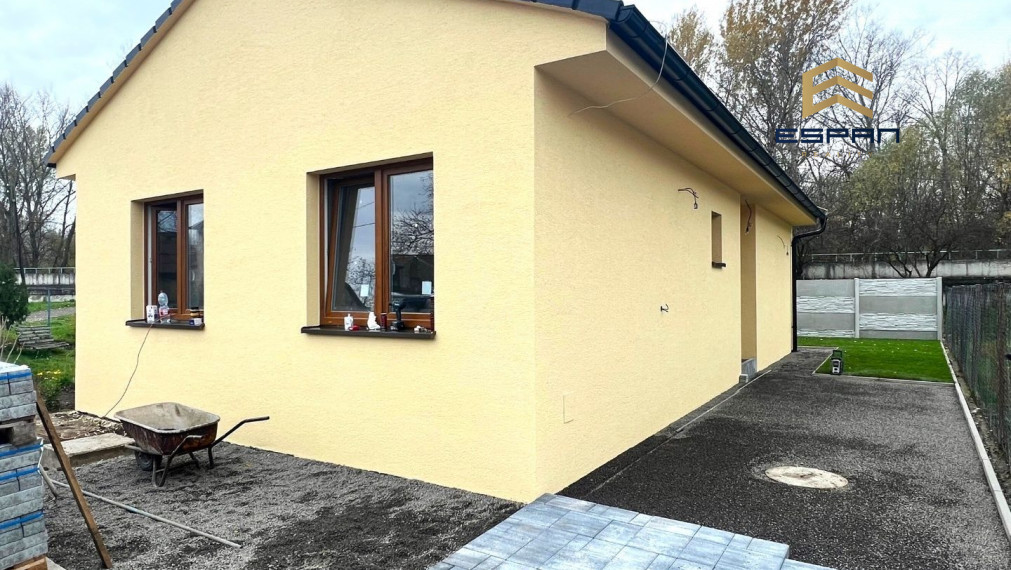 NOVINKA: Dokončený 3 izb. rodinný bungalov  s terasou a parkovaním v obci Suchohrad!!