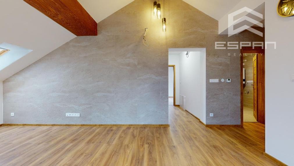 !!TOP NEHNUTEĽNOSŤ!!: Ponúkame Vám NA PREDAJ podkrovný 3 a 1/2  izb. izbový byt s výmerou 100,27 m2 priamo v historickom CENTRE Záhorská Bystrica. Byt  sa predáva vo vyhotovení ŠTANDARD!!  Byt sa nach