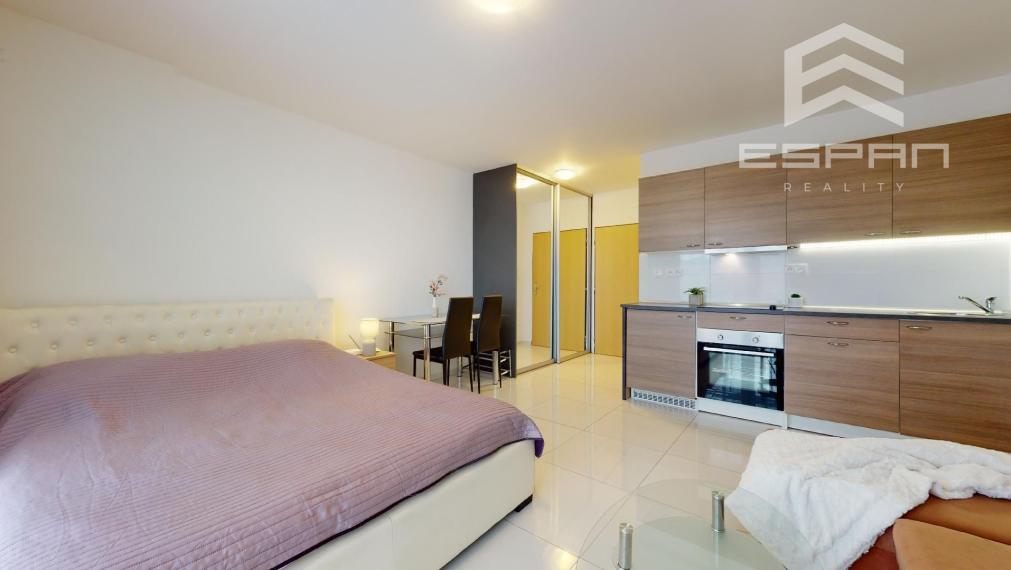 Zariadený 1 izb. byt s parkovaním a pivnicou na ul. Ceste Mládeže/Malacky!!