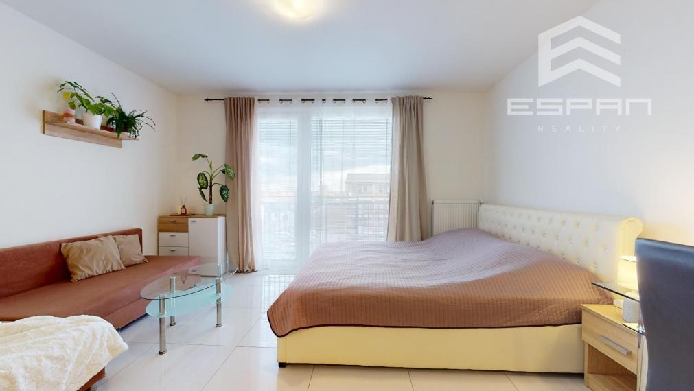 Zariadený 1 izb. byt s parkovaním a pivnicou na ul. Ceste Mládeže/Malacky!!