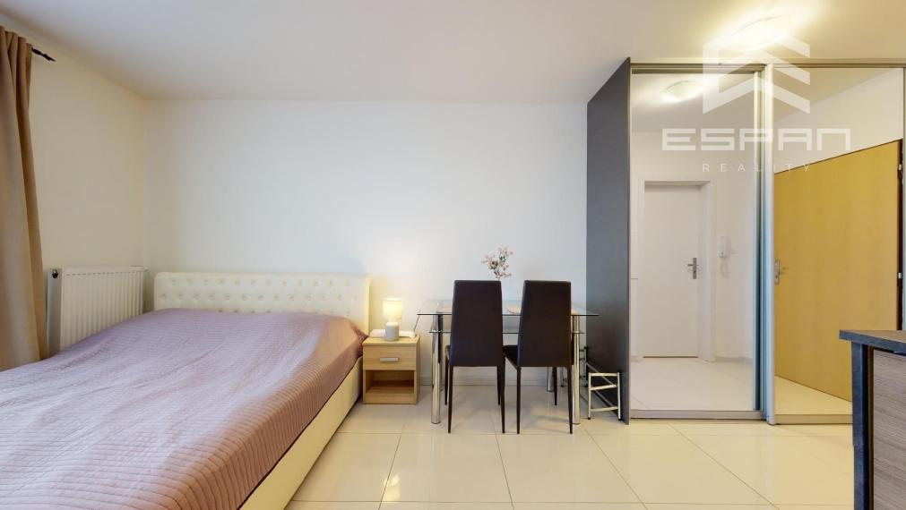 Zariadený 1 izb. byt s parkovaním a pivnicou na ul. Ceste Mládeže/Malacky!!