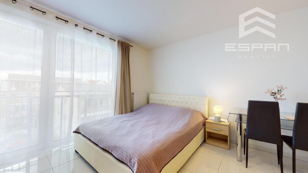 Zariadený 1 izb. byt s parkovaním a pivnicou na ul. Ceste Mládeže/Malacky!!