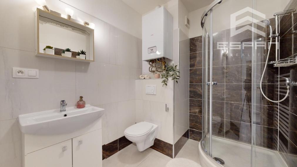 Zariadený 1 izb. byt s parkovaním a pivnicou na ul. Ceste Mládeže/Malacky!!