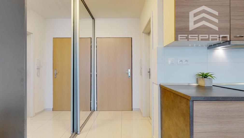 Zariadený 1 izb. byt s parkovaním a pivnicou na ul. Ceste Mládeže/Malacky!!