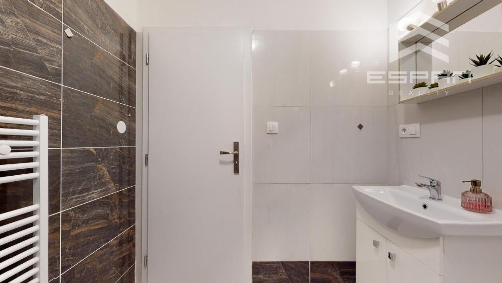 Zariadený 1 izb. byt s parkovaním a pivnicou na ul. Ceste Mládeže/Malacky!!