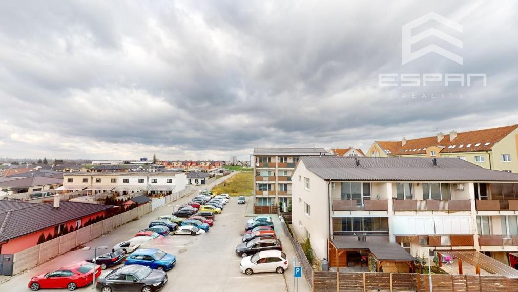 Zariadený 1 izb. byt s parkovaním a pivnicou na ul. Ceste Mládeže/Malacky!!