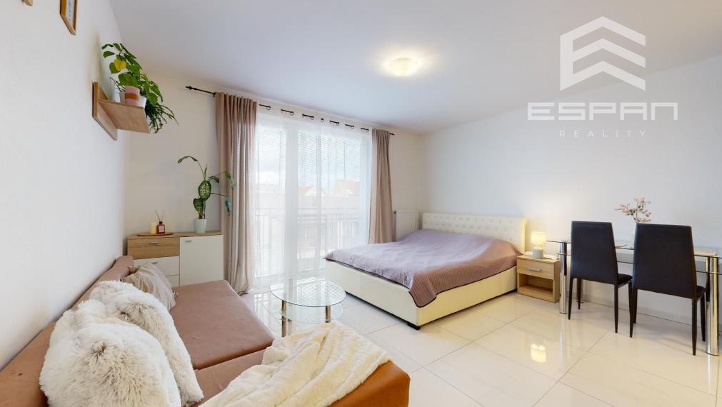 Zariadený 1 izb. byt s parkovaním a pivnicou na ul. Ceste Mládeže/Malacky!!