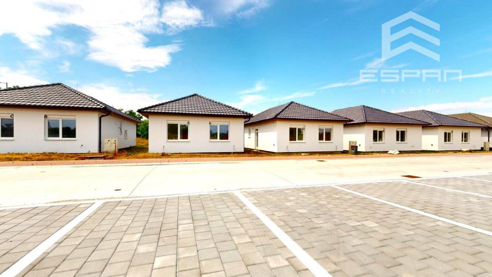 Samostatne stojaci 4 - IZBOVÝ RODINNÝ BUNGALOV s tepelným čerpadlo v obci Jakubov pri Malackách!!