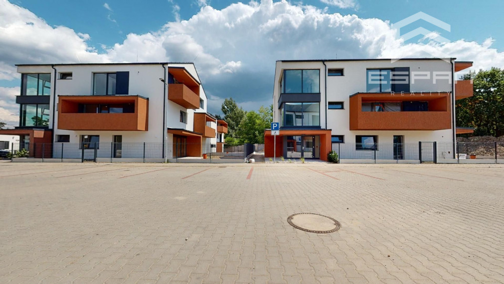 NOVOSTAVBA: 2 izb. byt s vlastným vykurovaním, parkovaním a loggiou s výmerou 7,5 m2 / Kostolište!!