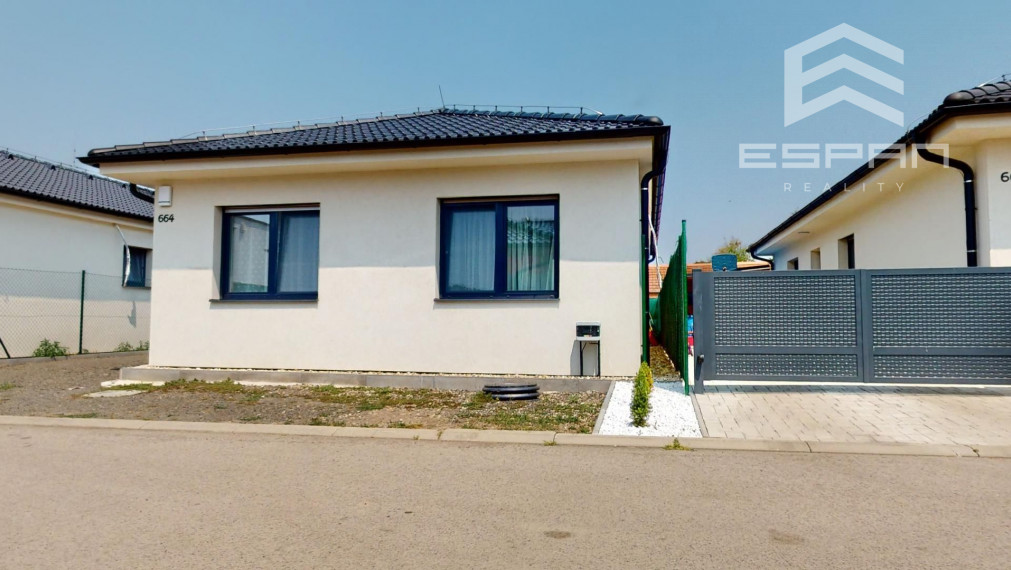 Zariadený 4 izb. bungalov so záhradou a terasou v obci Jakubov!!
