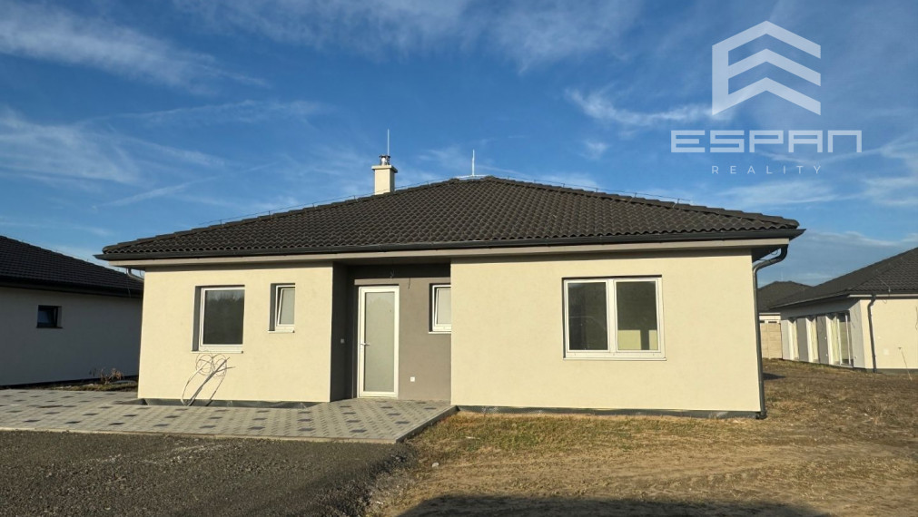 4 izbový bungalov v obci Malé Leváre s veľkým pozemkom s výmerou 633 m2!!