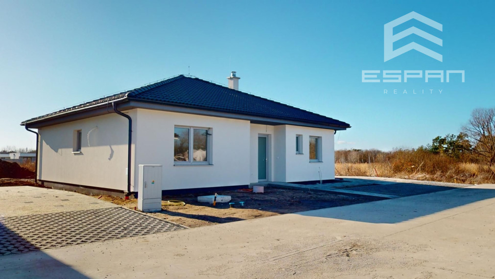 NOVOSTAVBA: 4 izb. bungalov s príjemnou dispozíciou a vybudovaným parkovaním len pár min od Malaciek!