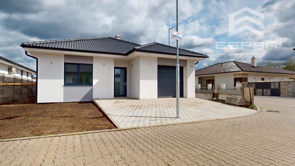 Samostatne stojaci rodinný bungalov s garážou, vybudovaným parkovaním a oplotením v Kostolišti!!