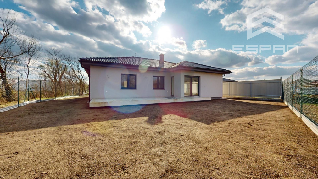 Nadštandarný 4 izb. bungalov s dvojgarážou, tepel. čerpadlom a oplotením/ Suchohrad