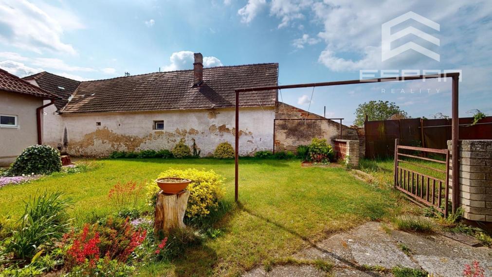 Čiastočne zrekonštruovaný rodinný dom osadený na veľkorysom pozemku v obci Jakubov!