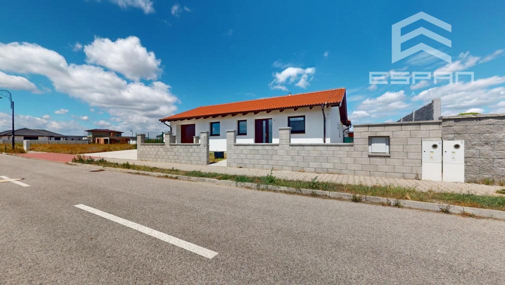 Skolaudovaný 4 izb. bungalov s garážou, oplotením a vybudovaným parkovaním/ Zohor