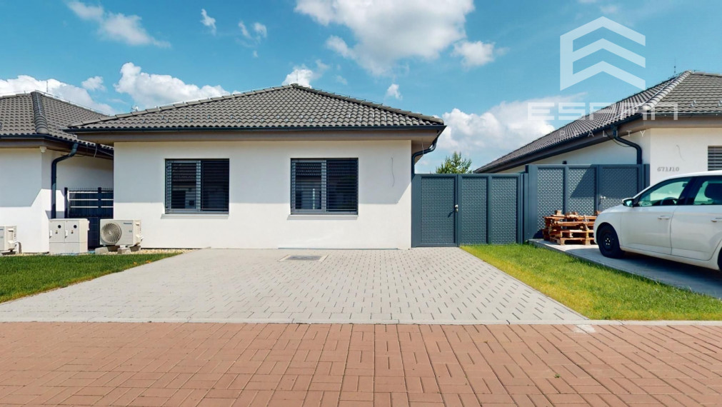Samostatne stojaci 4 izb. bungalov v šatndarde, vrátane tepel. čerpadla, kov. brány v obci Jakubov pri Malackách!!