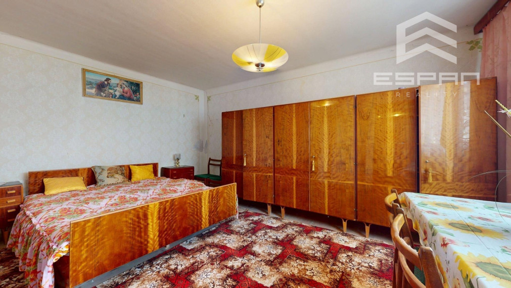 Rodinny dom v pôvodnom stave v kľudnej časti obce Gajary