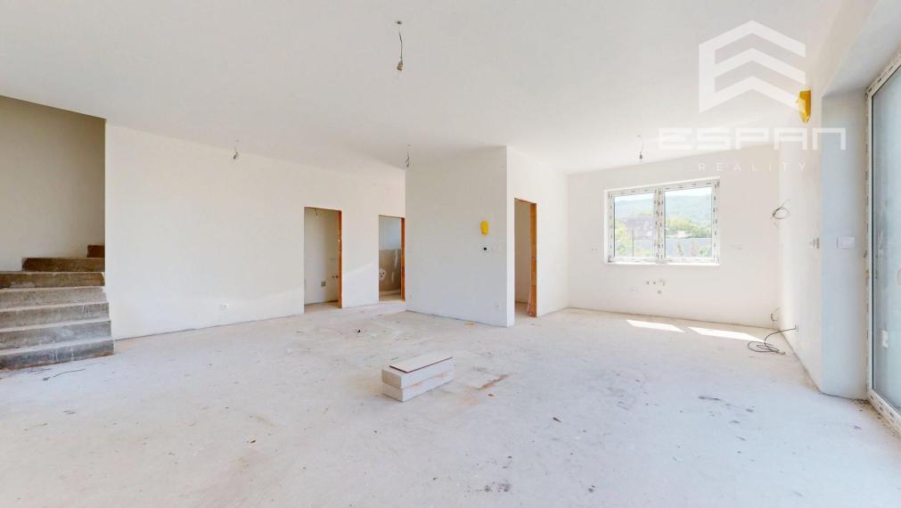 Skolaudovaný 4 izb. rodinný dom v dvojdome so záhradkou/Plavecký Mikuláš!!