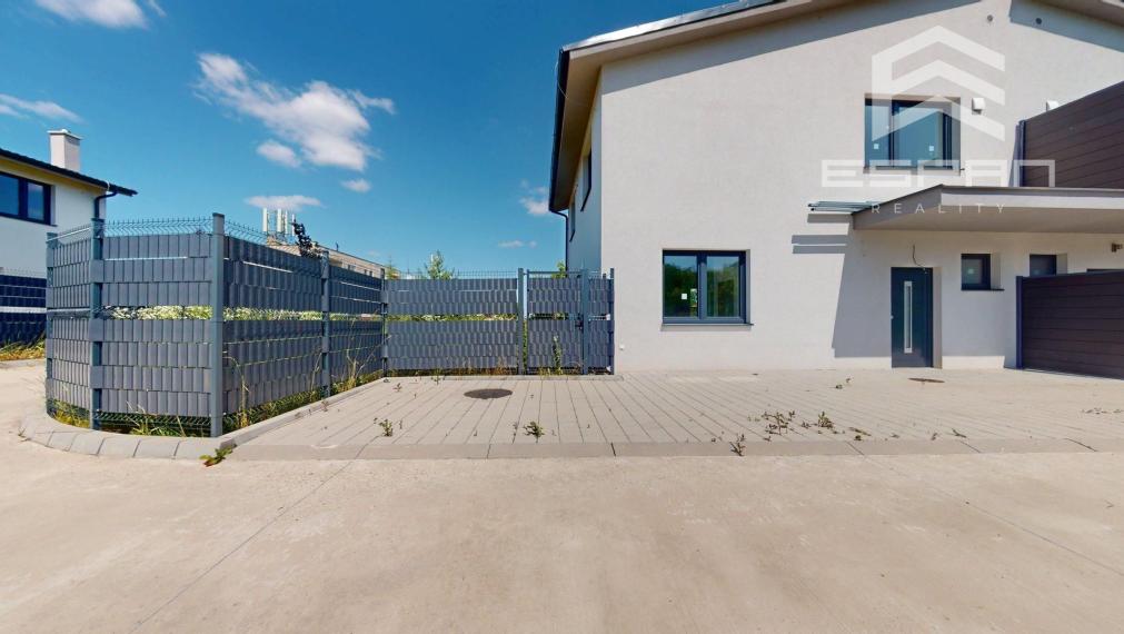 Skolaudovaný 4 izb. rodinný dom v dvojdome so záhradkou/Plavecký Mikuláš!!