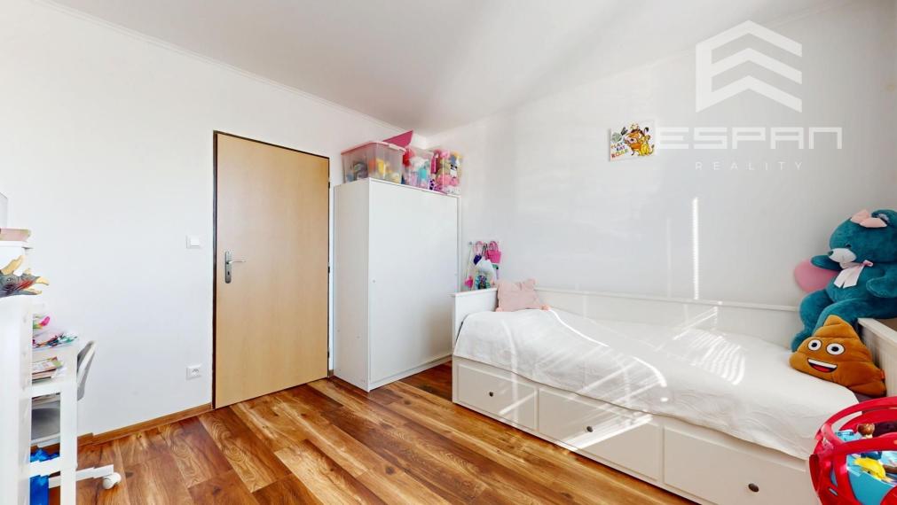 Vkusne zrekonštruovaný 3 izb. byt v byt. dome s garážou a pivnicou o výmere 16 m2!!