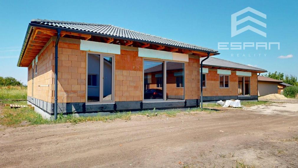 Samostatne stojaci 4 - IZBOVÝ RODINNÝ BUNGALOV v novej časti obce Jakubov pri Malackách
