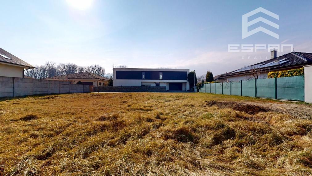 Rovinatý slnečný stavebný pozemok v zabývanej časti obce, Bernolákovo