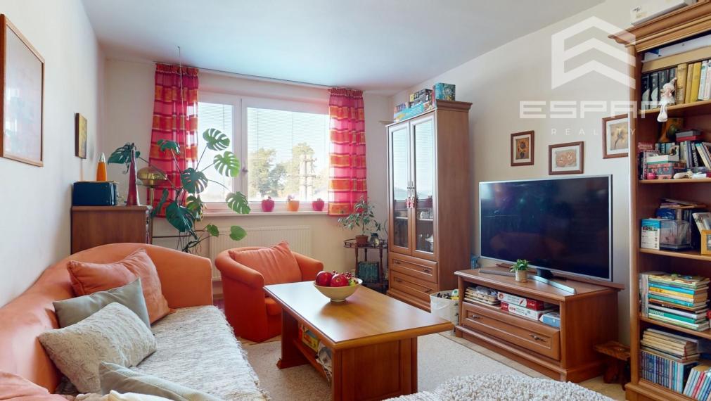 Zariadený 3 izbový byt v bytovom dome s vlastným dvorom v v blízskosti školy v obci Jakubov