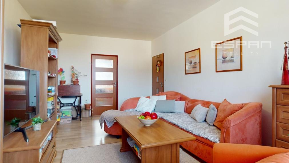 Zariadený 3 izbový byt v bytovom dome s vlastným dvorom v v blízskosti školy v obci Jakubov