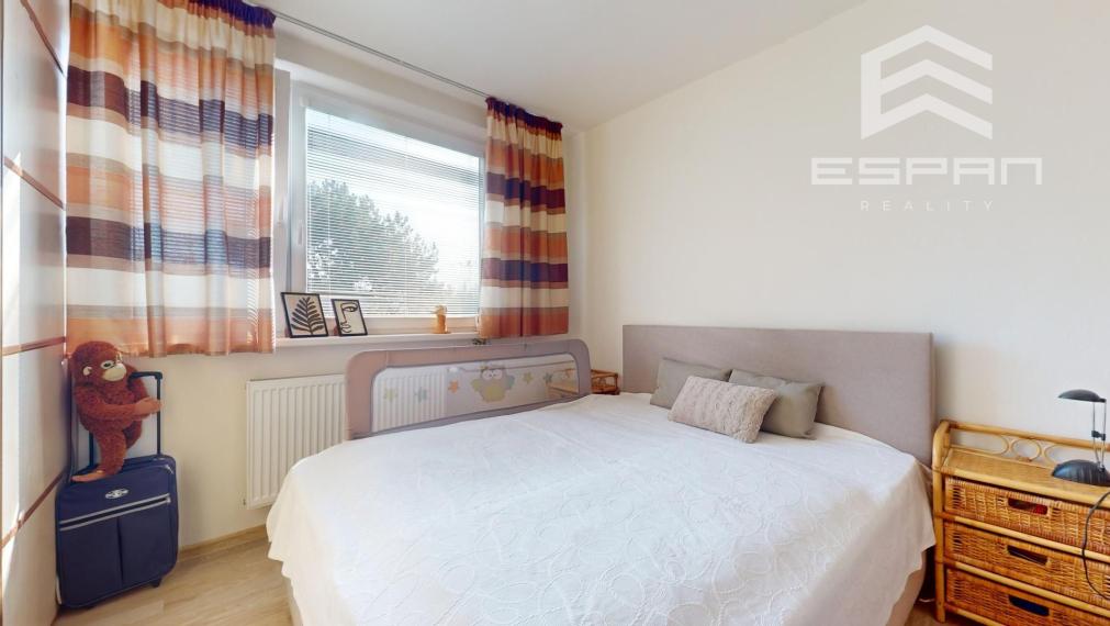 Zariadený 3 izbový byt v bytovom dome s vlastným dvorom v v blízskosti školy v obci Jakubov