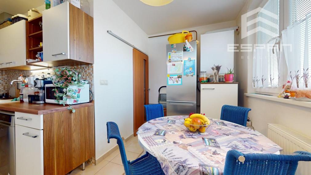 Zariadený 3 izbový byt v bytovom dome s vlastným dvorom v v blízskosti školy v obci Jakubov