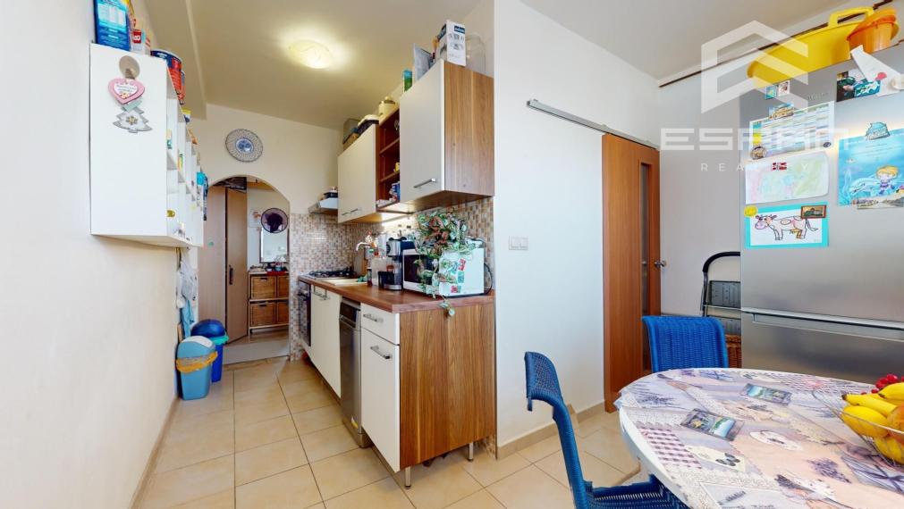 Zariadený 3 izbový byt v bytovom dome s vlastným dvorom v v blízskosti školy v obci Jakubov