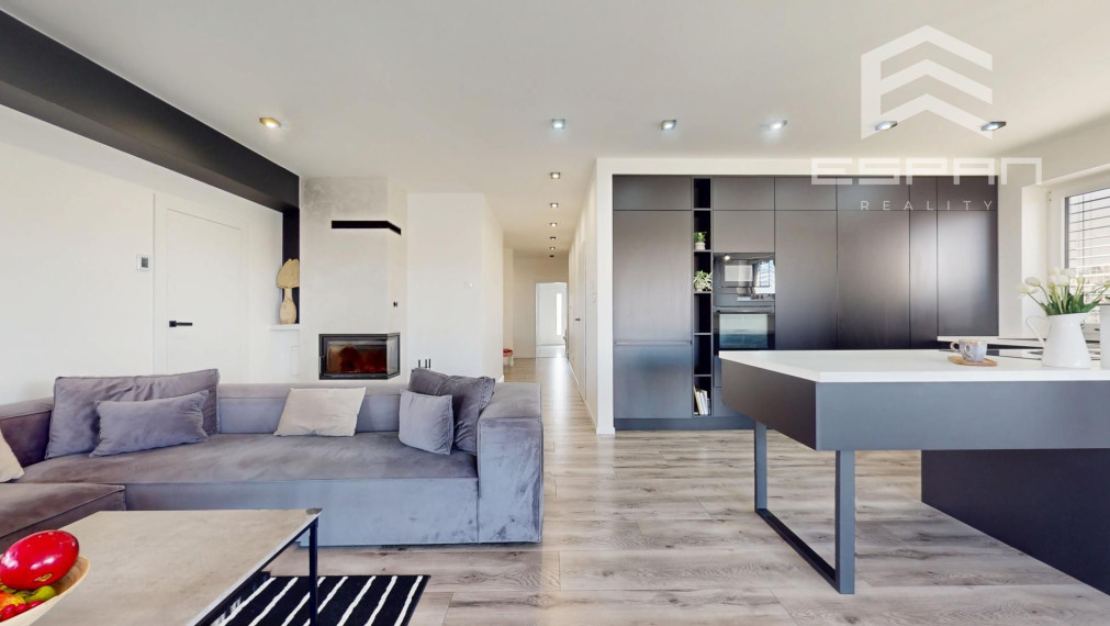 Nadštandardne vyhotovený rodinný bungalov s dvojgarážou v obci Kostolište