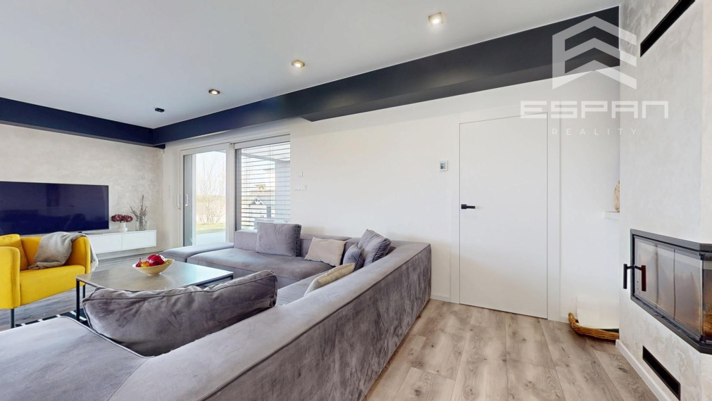 Nadštandardne vyhotovený rodinný bungalov s dvojgarážou v obci Kostolište