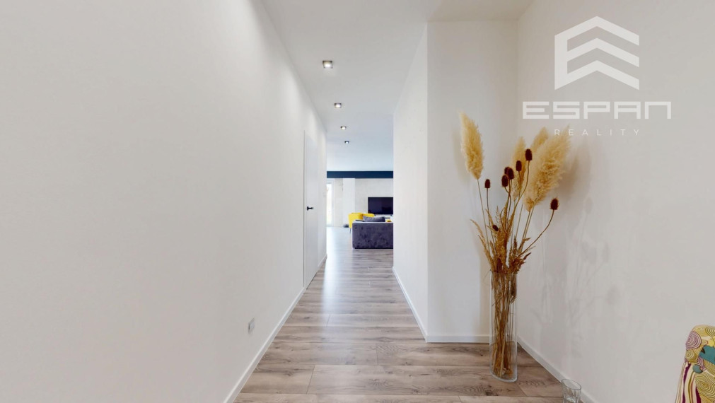 Nadštandardne vyhotovený rodinný bungalov s dvojgarážou v obci Kostolište