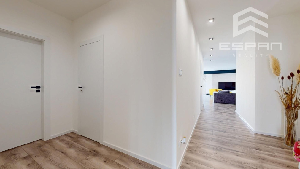 Nadštandardne vyhotovený rodinný bungalov s dvojgarážou v obci Kostolište