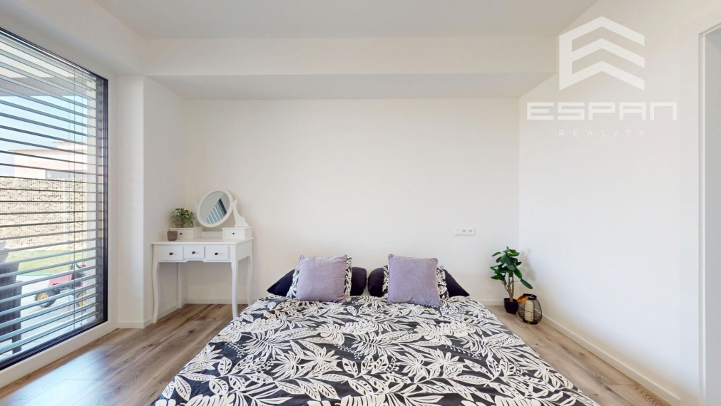 Nadštandardne vyhotovený rodinný bungalov s dvojgarážou v obci Kostolište