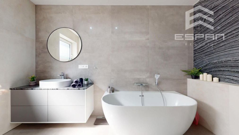 Nadštandardne vyhotovený rodinný bungalov s dvojgarážou v obci Kostolište