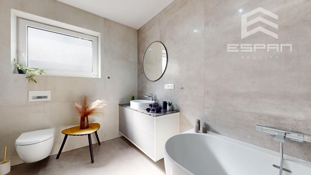 Nadštandardne vyhotovený rodinný bungalov s dvojgarážou v obci Kostolište