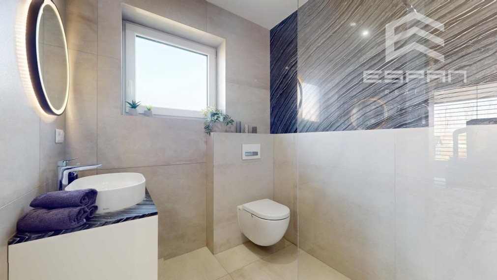 Nadštandardne vyhotovený rodinný bungalov s dvojgarážou v obci Kostolište