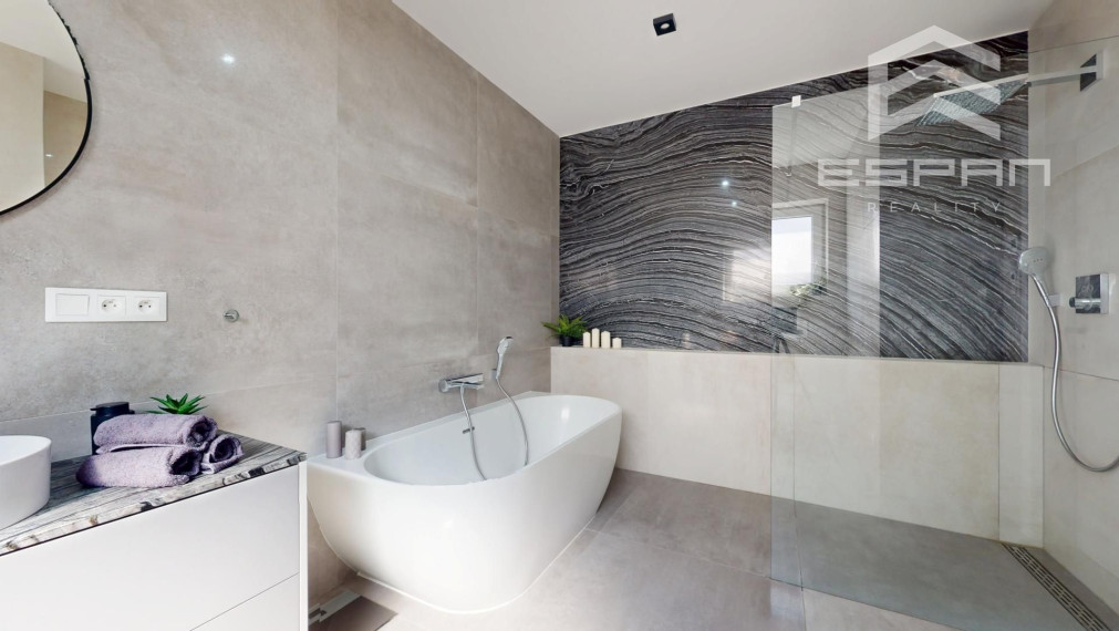 Nadštandardne vyhotovený rodinný bungalov s dvojgarážou v obci Kostolište