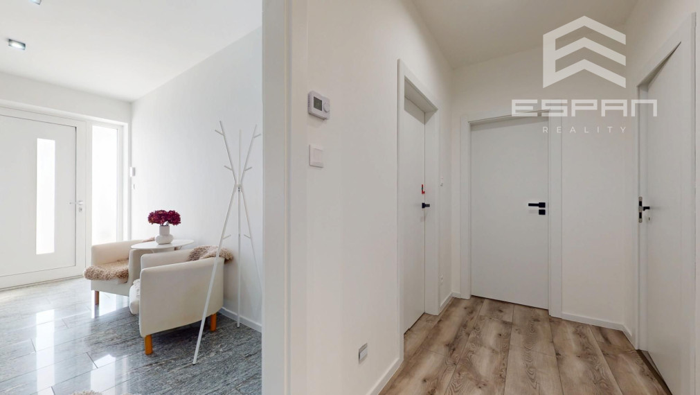 Nadštandardne vyhotovený rodinný bungalov s dvojgarážou v obci Kostolište