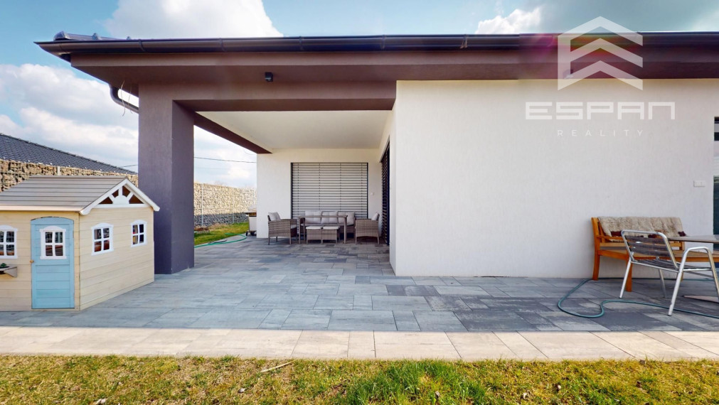 Nadštandardne vyhotovený rodinný bungalov s dvojgarážou v obci Kostolište