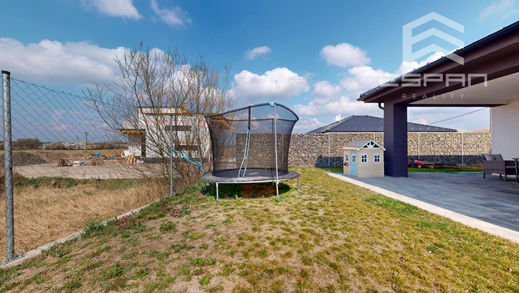 Nadštandardne vyhotovený rodinný bungalov s dvojgarážou v obci Kostolište