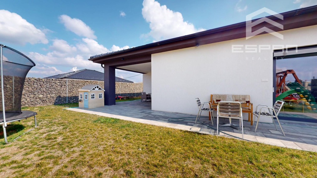 Nadštandardne vyhotovený rodinný bungalov s dvojgarážou v obci Kostolište
