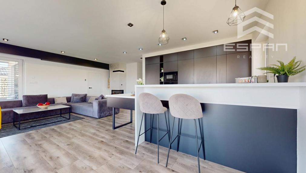 Nadštandardne vyhotovený rodinný bungalov s dvojgarážou v obci Kostolište