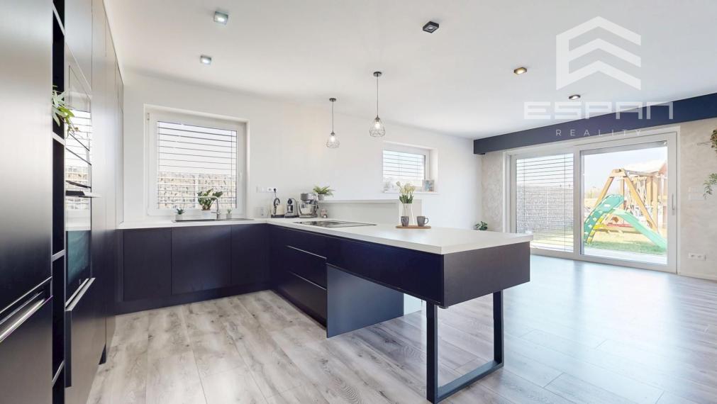 Nadštandardne vyhotovený rodinný bungalov s dvojgarážou v obci Kostolište