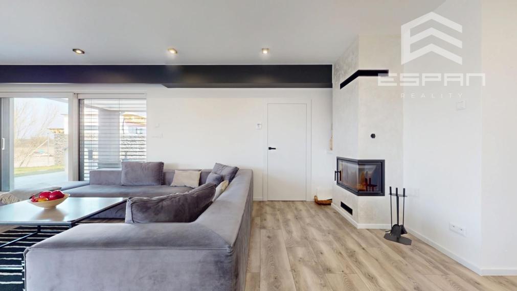 Nadštandardne vyhotovený rodinný bungalov s dvojgarážou v obci Kostolište