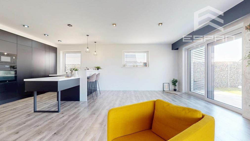 Nadštandardne vyhotovený rodinný bungalov s dvojgarážou v obci Kostolište